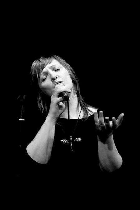 Sylwia Bialas, Gesang